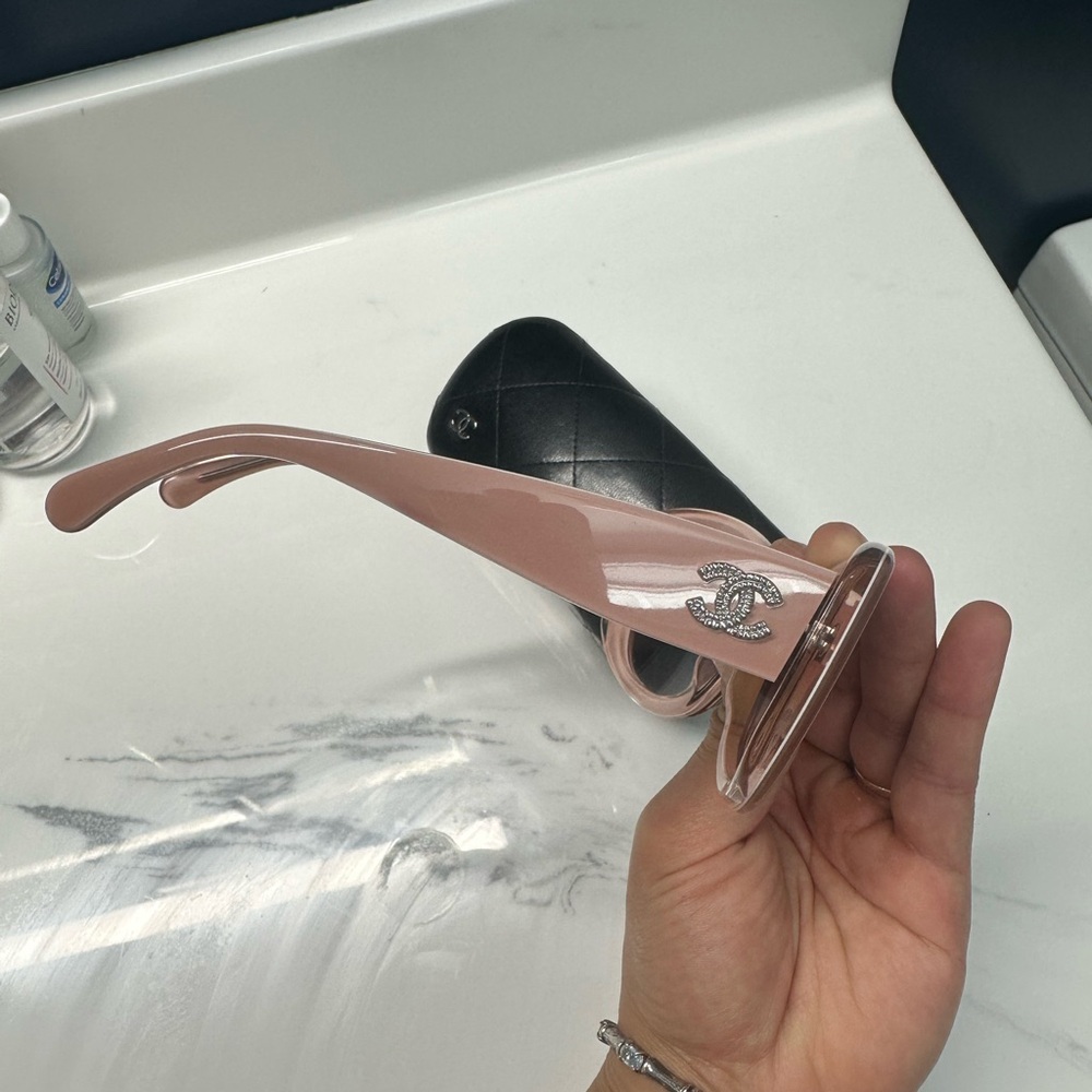 CHANEL Pink and Black Oversized Sunglasses - Picture 4 of 15